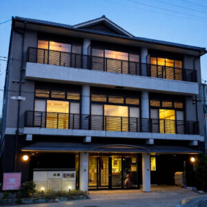 夕暮れ時の旅館の外観
