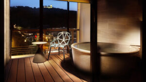 夜、椅子のそばのバルコニーにある露天風呂