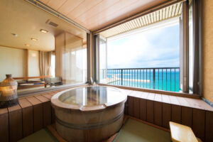 海を望む窓辺の専用丸風呂