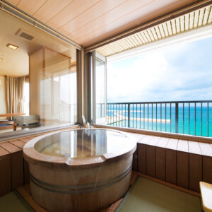 海を望む窓辺の丸い木風呂