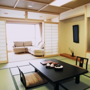 ローテーブルと隣接するソファのある和室