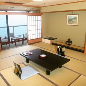 ローテーブルと座椅子のある畳の客室