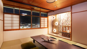 ローテーブルと座布団のある畳の部屋