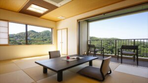 低いテーブルとバルコニーの椅子がある畳の部屋