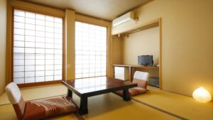 低いテーブルと座椅子のある畳の部屋
