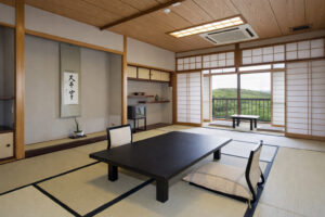 低いテーブルと座布団のある畳の部屋