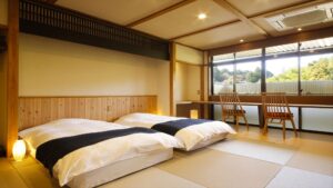 窓際の畳の部屋に並ぶ2組の布団