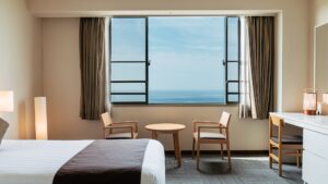 Chambre avec des chaises près de la fenêtre donnant sur la mer