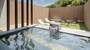 Bain en plein air privé avec chaises sur une terrasse fermée