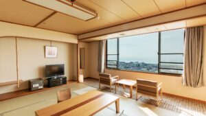 Chambre en tatami avec table, chaises et grande fenêtre