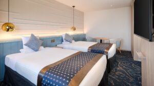Deux lits jumeaux dans une chambre moderne