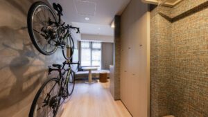 호텔 객실 벽에 걸린 자전거들