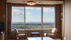 멀리 들판이 내려다보이는 큰 창가의 의자