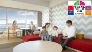 객실 라운지 공간에 앉아 있는 가족