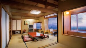 낮은 테이블과 좌식 의자가 있는 다다미 객실