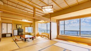 낮은 테이블과 큰 창문이 있는 다다미방