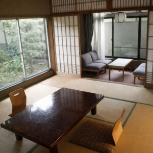 ローテーブルとソファ席のある畳の部屋