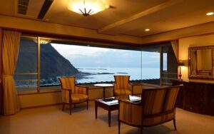 海岸景观大窗旁的桌椅