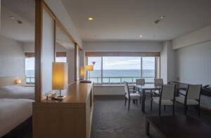 带餐桌和海景的客房