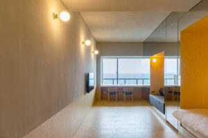 带书桌、椅子和长凳座位的简约客房