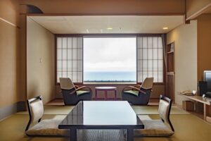 带椅子和桌子的榻榻米客房海景