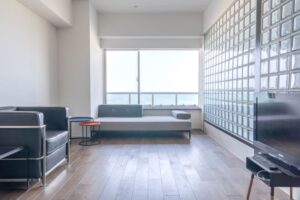 带沙发、椅子和窗户的客房休息区