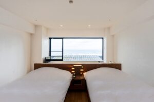 两张床正对着可欣赏海景的大窗户