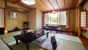 Camera in tatami con tavolo basso e sedie vicino alla finestra