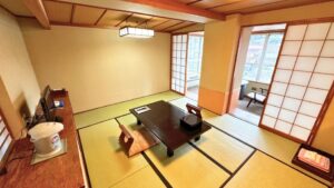 Camera in tatami con tavolo basso e sedie da pavimento