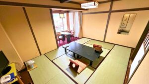 Camera in tatami con tavolo basso e posti a sedere sul pavimento