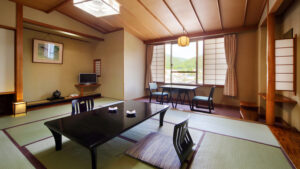 Camera in tatami con tavolo basso e posti a sedere vicino alla finestra