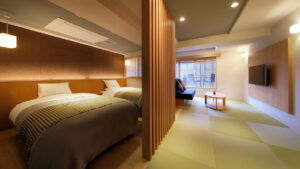 Due letti accanto a una zona salotto tatami in camera