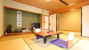 Camera in tatami con tavolo basso e cuscini da pavimento