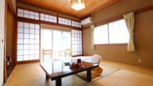 Camera in tatami con tavolo basso e sedia da pavimento