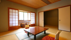 Camera con tatami, tavolo basso e sedie da pavimento