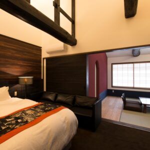 沙发旁的床和榻榻米休息区