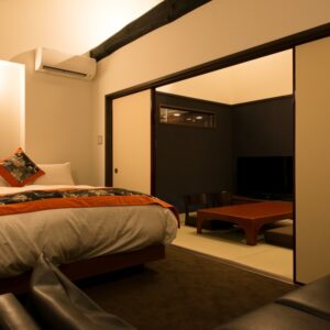 客房内榻榻米起居区旁的床