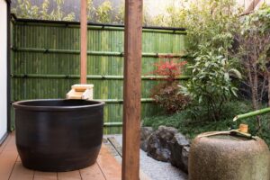 竹林花园围栏旁的私人露天浴池