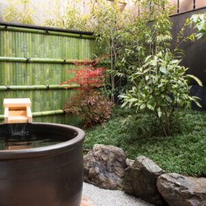 竹篱笆和花园旁的圆形露天浴池