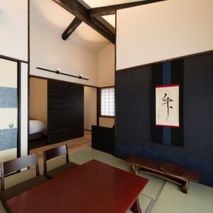 带桌椅和相邻睡眠区的榻榻米客房