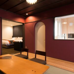 卧室旁带桌椅的榻榻米休息区