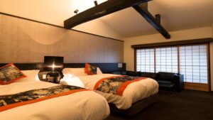 日式客房中的两张单人床