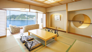Chambre en tatami avec table basse et chaises près de la fenêtre