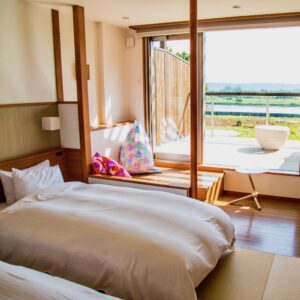 客房内靠窗和阳台的床