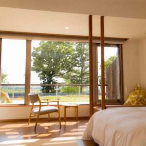 客房大窗旁的椅子和小桌