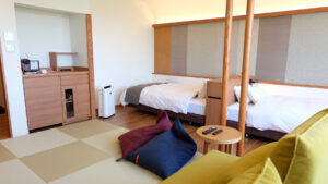 带双床和榻榻米起居区的客房