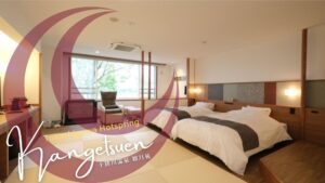 配有双床和榻榻米休息区的客房