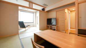 带矮桌和窗边座椅的榻榻米客房