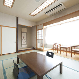 带矮桌和窗边座椅的榻榻米客房