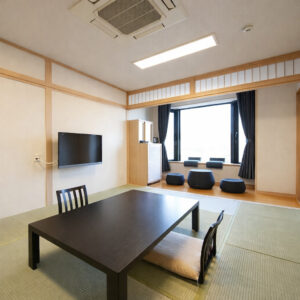 带矮桌和圆形坐垫的榻榻米客房